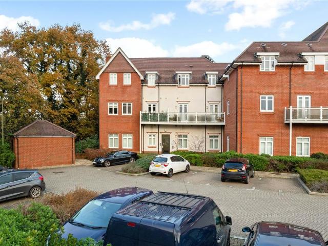Flat for sale in Hart, Hampshire