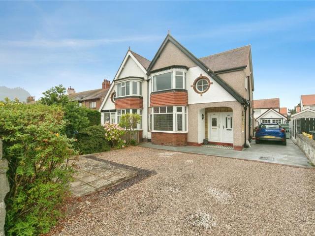 Flat for sale in Penrhyn Bay, Wales