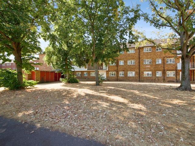 Flat for sale in Marks Gate, Greater London
