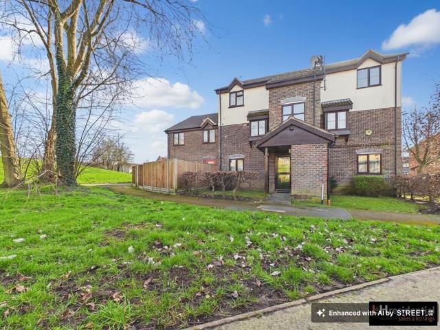 Flat for sale in Elstree and Borehamwood, Borehamwood