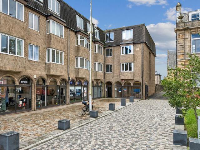Flat for sale in Helensburgh, Scotland