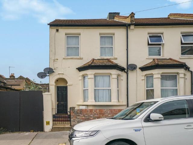 Flat for sale in London Borough of Croydon, Greater London