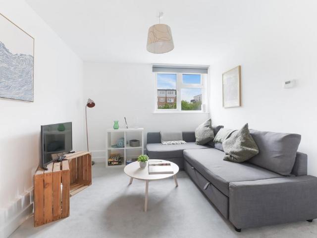 Flat for sale in Streatham Hill, Greater London