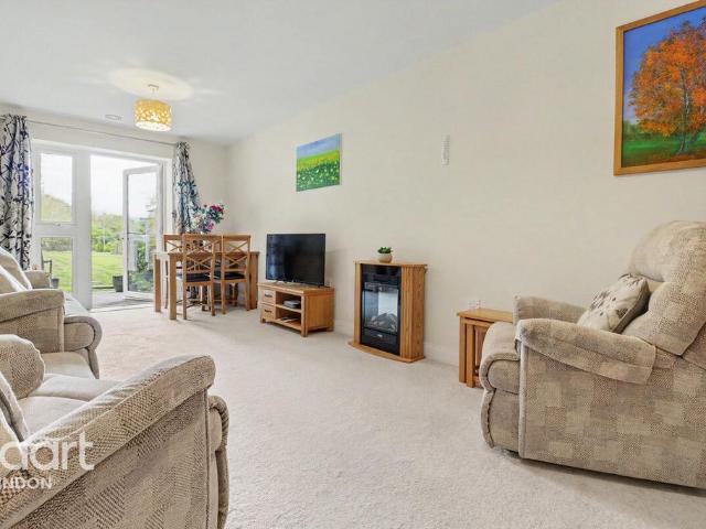 Flat for sale in North Wroughton, Swindon