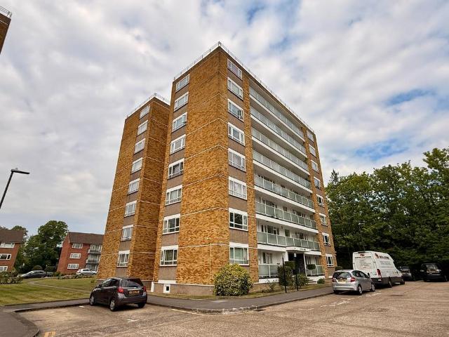 Flat for sale in Hatch End, Greater London