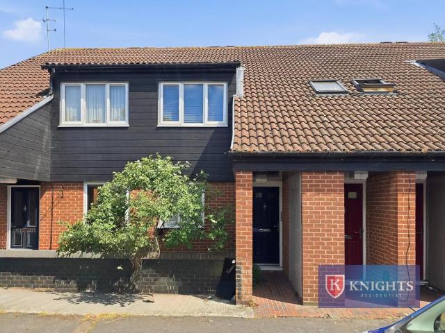 Flat for sale in Lower Edmonton, Greater London
