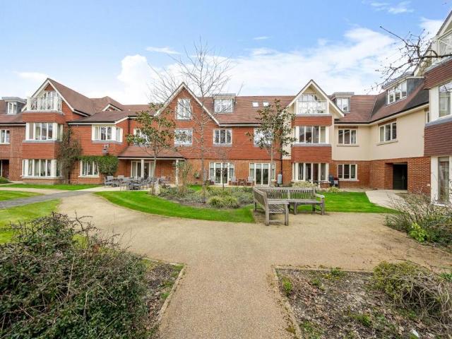 Flat for sale in Hart, Hampshire