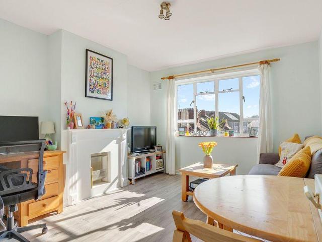 Flat for sale in Balham, Greater London