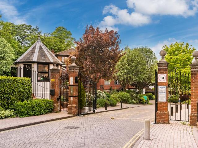 Flat for sale in Lucastes, Perryfields