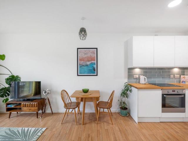 Flat for sale in South Lambeth, Greater London