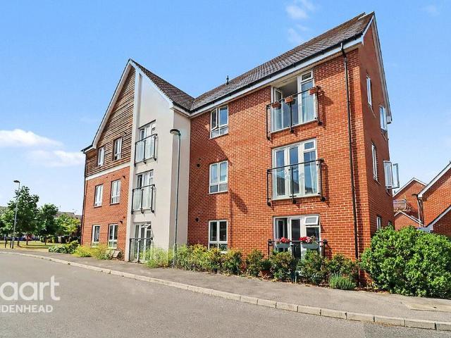 Flat for sale in Furze Platt, Maidenhead