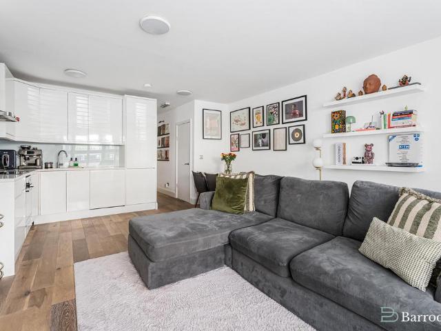 Flat for sale in Friern Barnet, Greater London