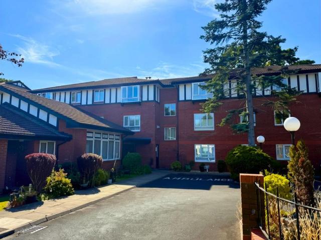 Flat for sale in Stretford, Trafford