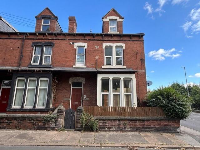 Flat for sale in Armley, West Yorkshire