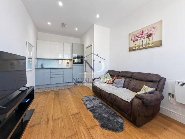 Flat for sale in London Borough of Hounslow, Greater London
