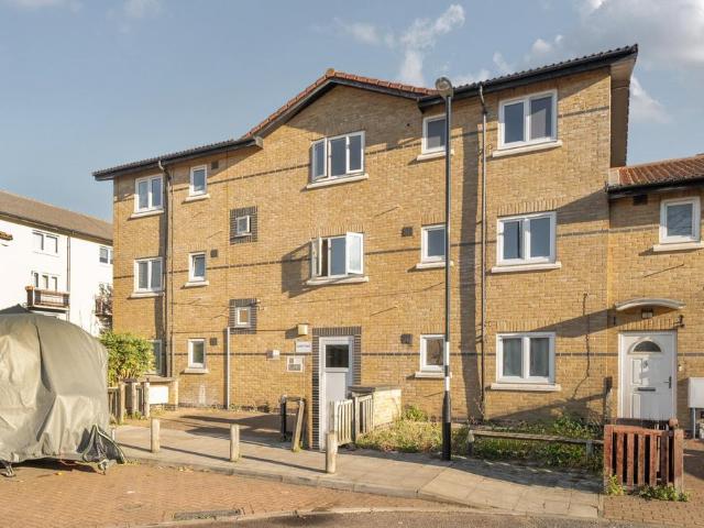 Flat for sale in London Borough of Lewisham, New Cross