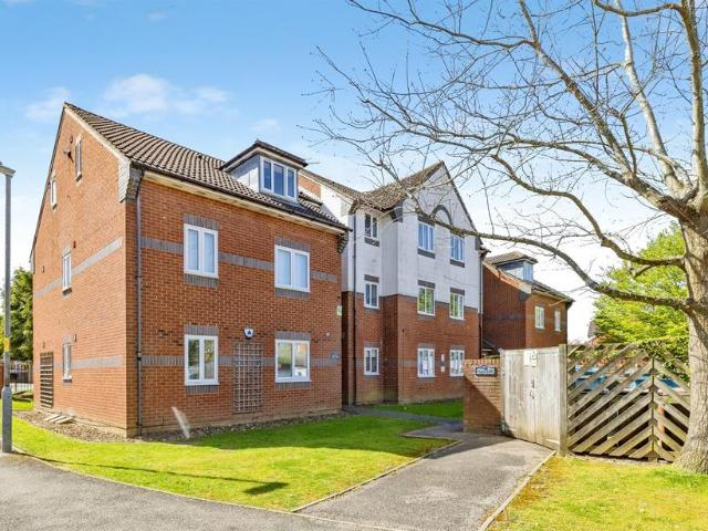 Flat for sale in Connaught Park, Bushey