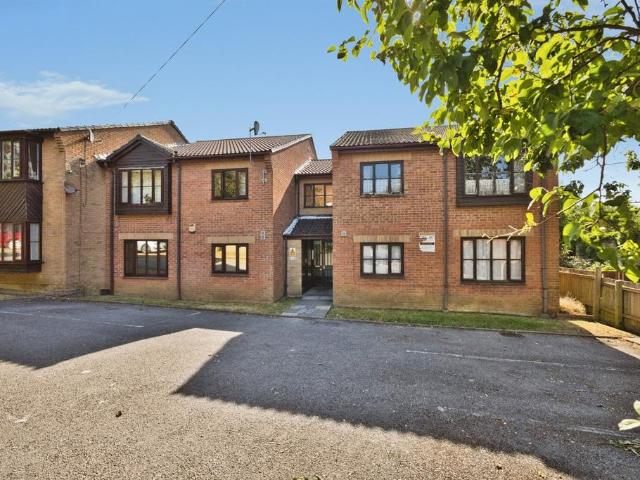 Flat for sale in Yeovil, Somerset