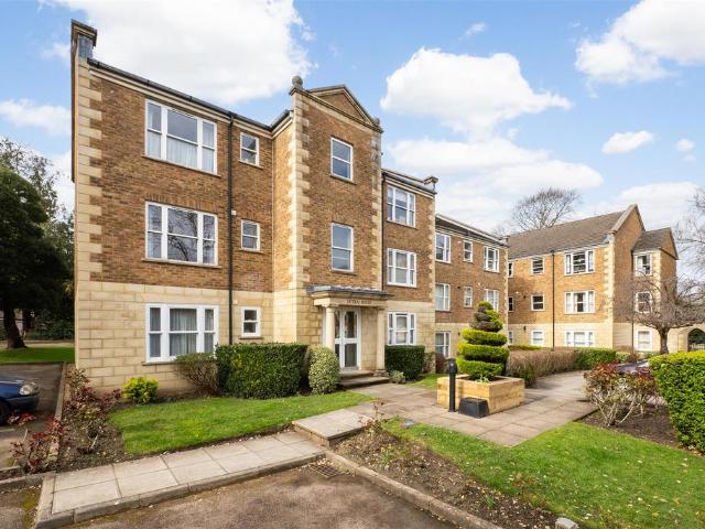 Flat for sale in Carshalton Beeches, Greater London