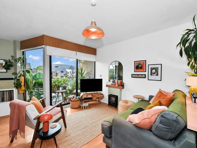 Flat for sale in Bromley-by-Bow, Greater London
