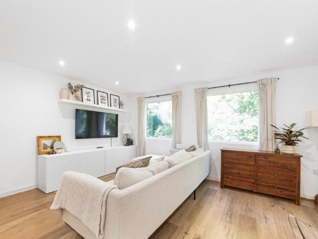 Flat for sale in East Greenwich, Cat Hill