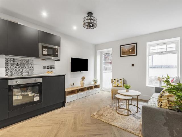 Flat for sale in North Sheen, Greater London