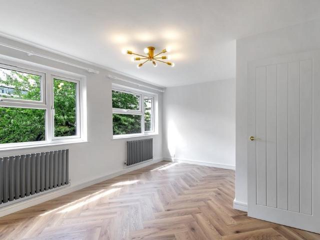 Flat for sale in Balham, Greater London