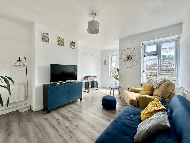 Flat for sale in Harold Wood, Greater London