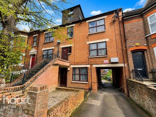 Flat for sale in Spring Park, Luton