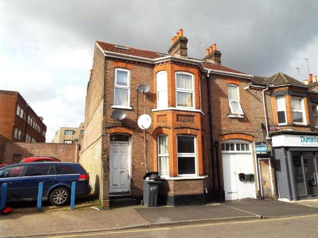 Flat for sale in Bury Park, Luton