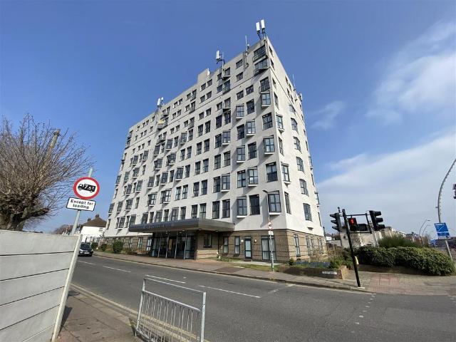 Flat for sale in Chadwell Heath, Becontree Heath