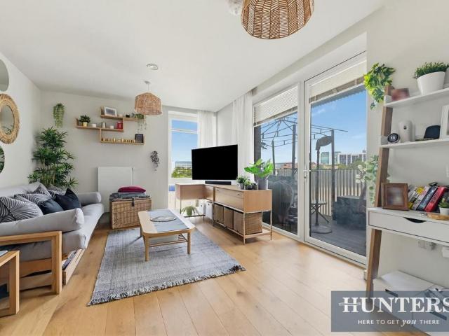 Flat for sale in London Borough of Hounslow, Greater London