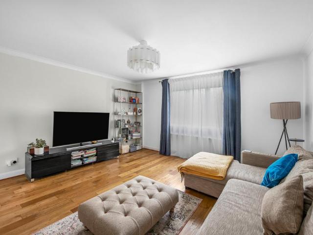 Flat for sale in Limehouse, Greater London