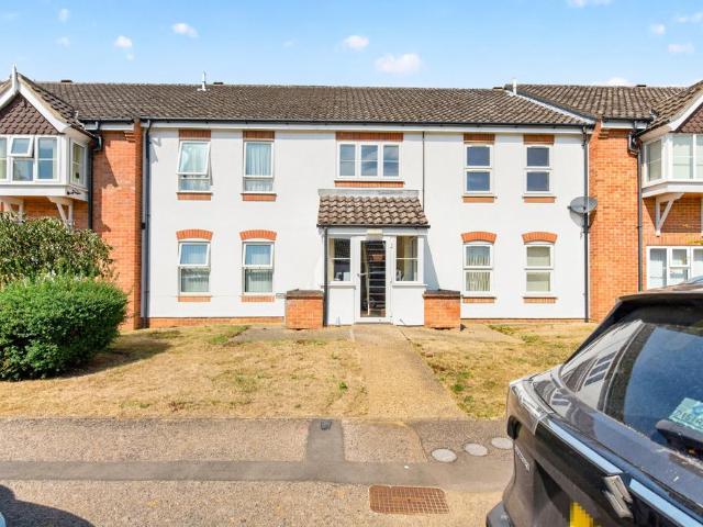 Flat for sale in Hoveton, Comers