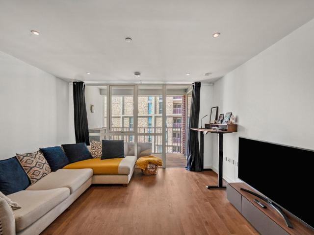 Flat for sale in Canning Town, Greater London