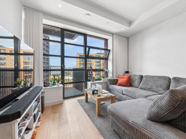 Flat for sale in London City Island, Blackwall