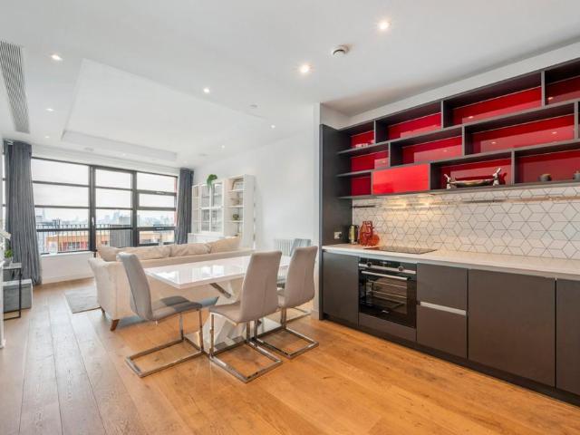 Flat for sale in London City Island, Blackwall