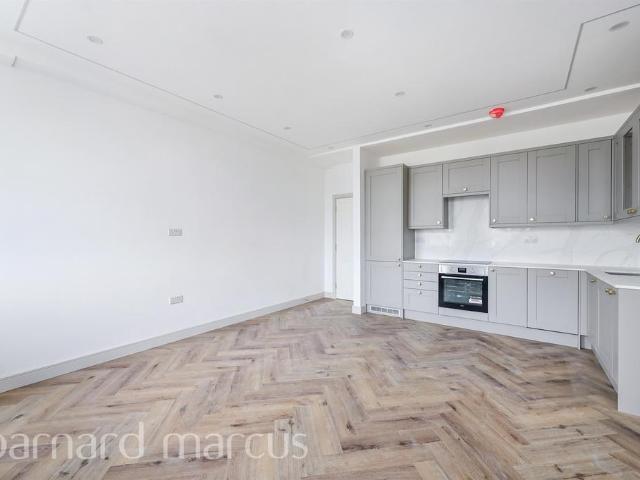 Flat for sale in Southfields, Greater London