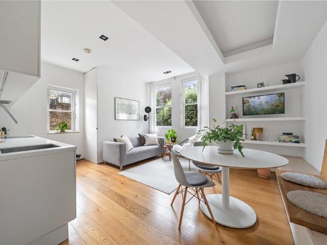 Flat for sale in North Kensington, Greater London