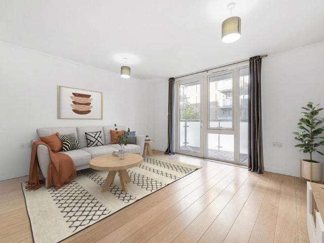 Flat for sale in Stockwell, Greater London