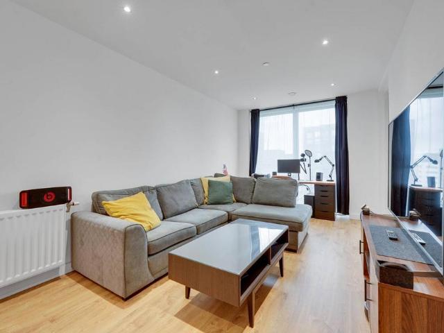 Flat for sale in Reach, Greater London
