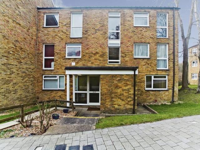 Flat for sale in London Borough of Croydon, Forestdale