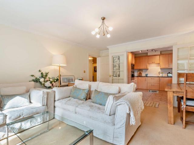 Flat for sale in Sunningdale
