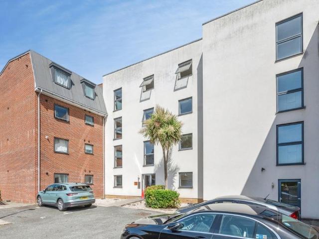 Flat for sale in Grays, Essex