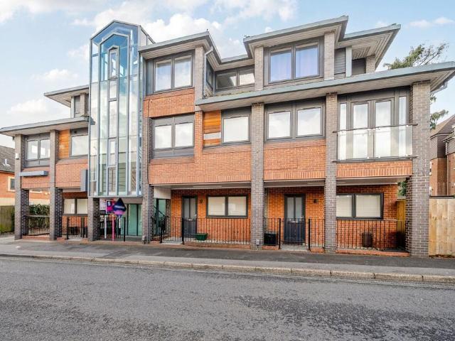 Flat for sale in Fleet, Hart