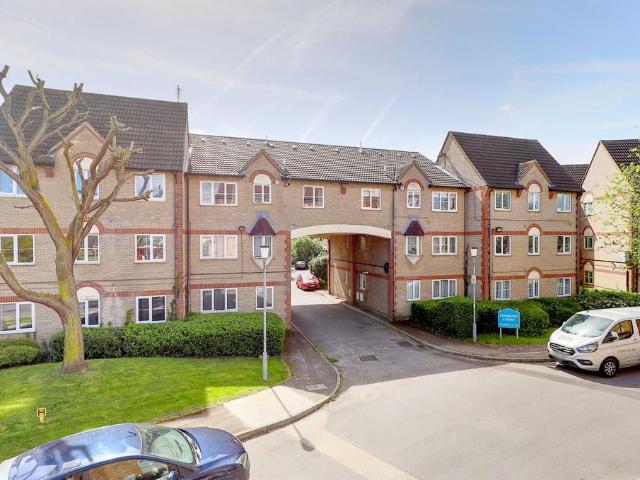 Flat for sale in Broxbourne, Hertfordshire