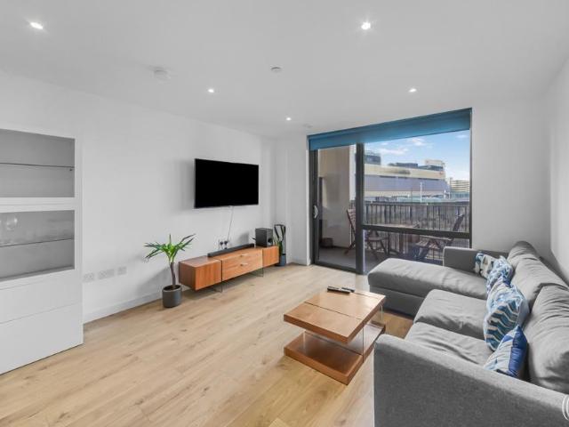 Flat for sale in Stratford Marsh, Greater London