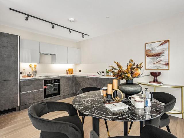 Flat for sale in Strand-on-the-Green, Greater London