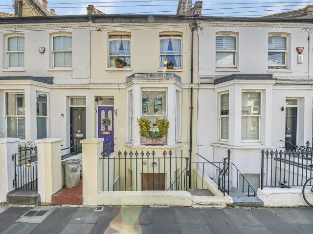 Flat for sale in Fulham, Greater London