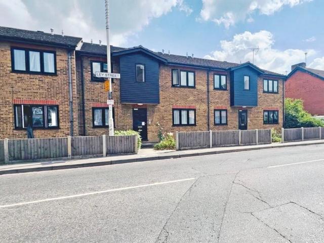 Flat for sale in Newbury Park, Greater London
